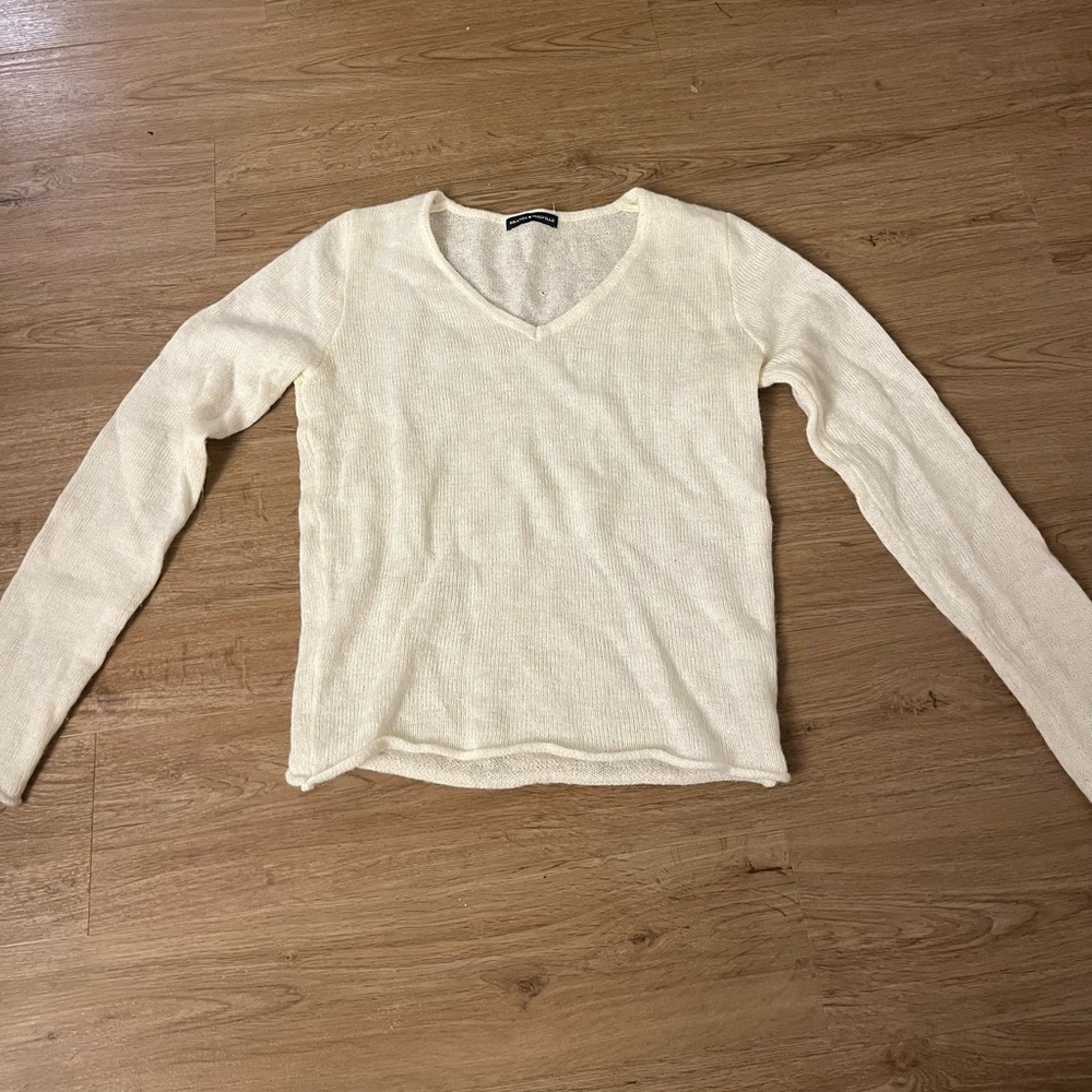 Brandy Melville V‑Neck Lightweight Knit Top in Off‑White